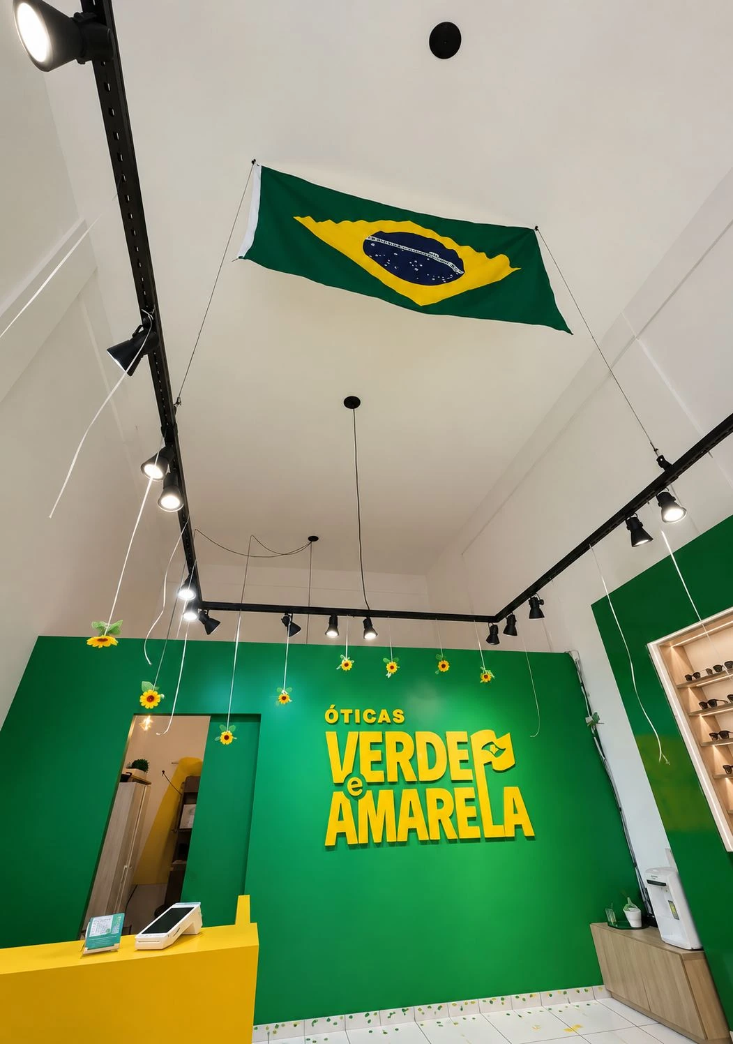 Ambiente interno da Óticas Verde e Amarela